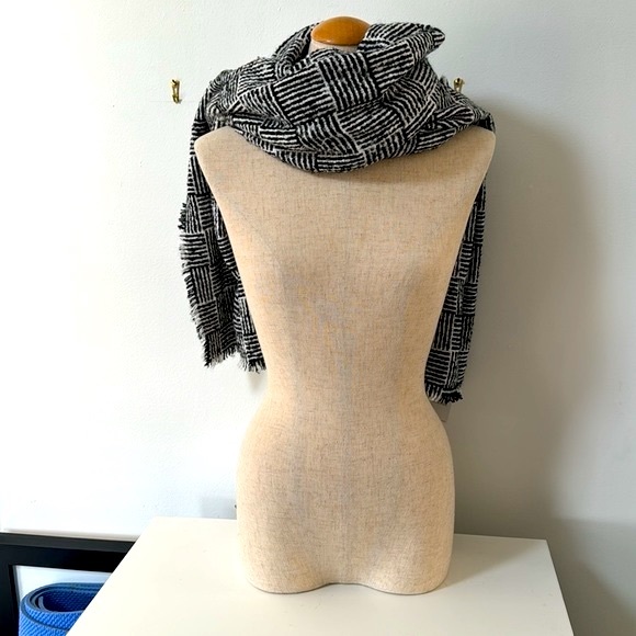 NWT! Banana Republic Winter Scarf!!! - Picture 5 of 6